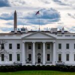 El gobierno del presidente Donald Trump estaría evaluando una polémica y poco convencional propuesta donde los migrantes participarían en un reality show para obtener la ciudadanía estadounidense.