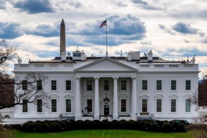 El gobierno del presidente Donald Trump estaría evaluando una polémica y poco convencional propuesta donde los migrantes participarían en un reality show para obtener la ciudadanía estadounidense.