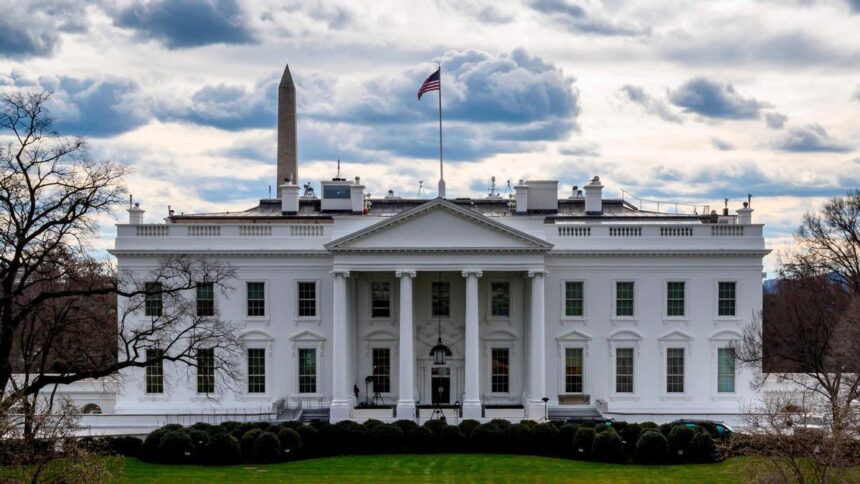 El gobierno del presidente Donald Trump estaría evaluando una polémica y poco convencional propuesta donde los migrantes participarían en un reality show para obtener la ciudadanía estadounidense.