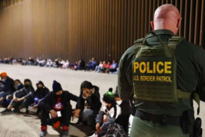 La Corte Suprema de Justicia dio luz verde, este martes 19 de marzo, a la ley impulsada en Texas que permite arrestar y deportar a migrantes.  