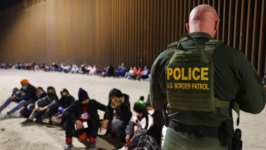 La Corte Suprema de Justicia dio luz verde, este martes 19 de marzo, a la ley impulsada en Texas que permite arrestar y deportar a migrantes.