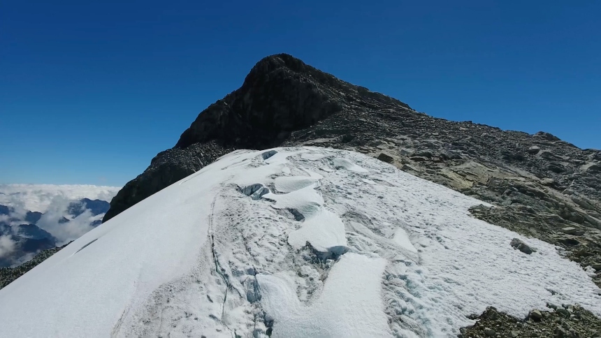 Pese a esfuerzo de las autoridades gubernamentales, "es irreversible e indetenible" el derretimiento del glaciar del Humboldt, ubicado en la Sierra Nevada de Mérida, así lo señaló, este viernes 8 de marzo, Luis Daniel Llambí, profesor de ecología de la Universidad de Los Andes (ULA).  