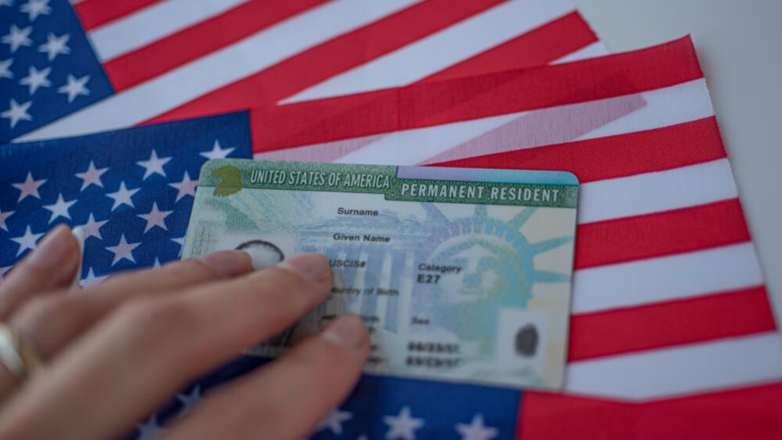 ¿Cuáles de tus familiares se pueden beneficiarte de tu Green Card y vivir en los Estados Unidos? Es una pregunta que hacen de este documento.