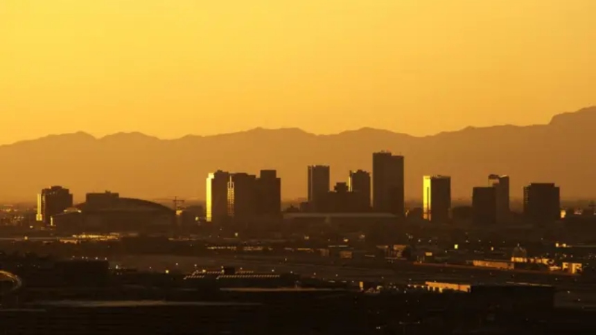 Una ola de calor extremo está azotando a gran parte del suroeste de los Estados Unidos, sometiendo a la región a temperaturas desérticas durante el día. Sin embargo, un breve respiro llegó a la ciudad de Phoenix el fin de semana gracias a una tormenta monzónica. 