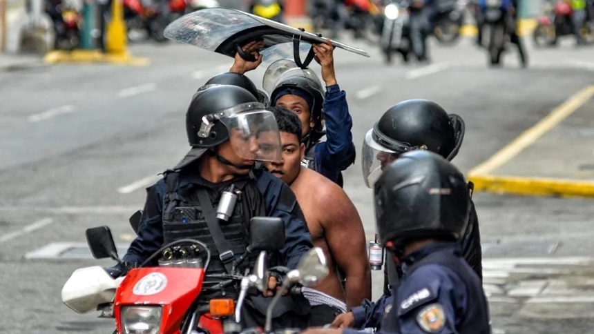 La ONG Foro Penal informó este jueves, 8 de agosto, que según su última actualización en el país se han detenido al menos 1.229 personas en el contexto de las protestas ciudadanas tras el cuestionado triunfo de Nicolás Maduro, declarado por el Consejo Nacional Electoral (CNE) sin publicar las actas de las mesas de votación.