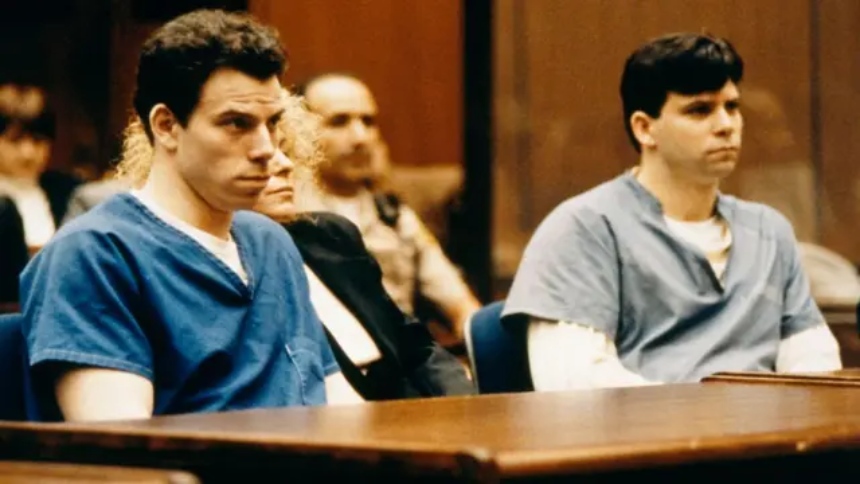 El caso de los hermanos Menéndez, Lyle y Erik, ha vuelto a captar la atención pública tras más de tres décadas desde el asesinato de sus padres, José y Kitty Menéndez, en 1989. Y la dureza del fiscal de distrito de Los Ángeles, Nathan Hochman, no se hizo esperar.  