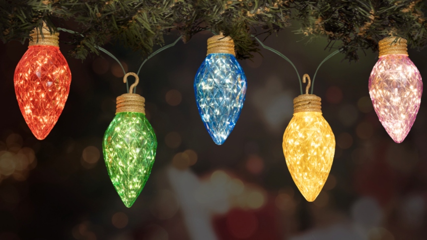 Antonio Pascual, un joven latino de 24 años, falleció trágicamente electrocutado mientras colgaba luces navideñas en un árbol en Escondido, California. 