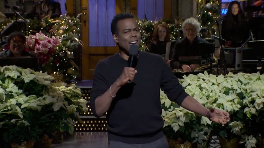 En su reciente aparición en "Saturday Night Live" (SNL), el humorista Chris Rock no dejó pasar la oportunidad de abordar temas candentes y controversiales en su monólogo de apertura.  