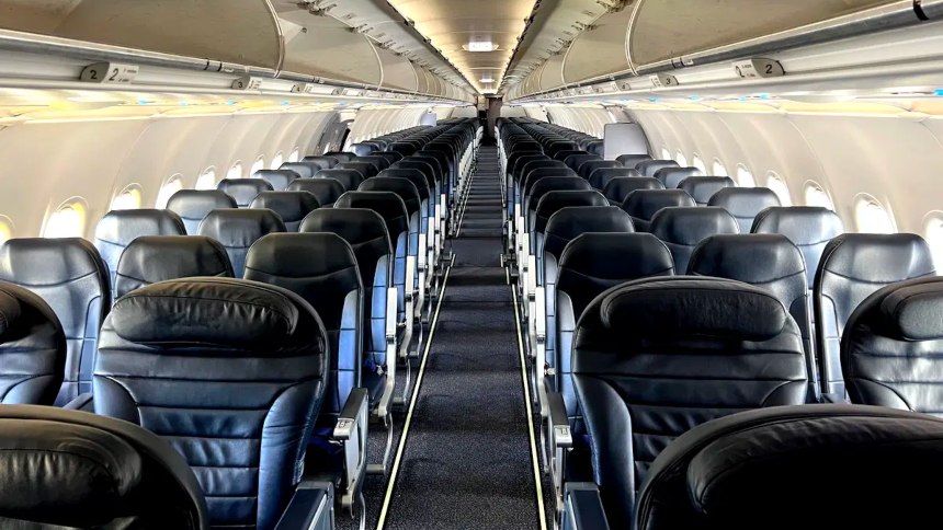 El polémico código de vestimenta que exigirá una aerolínea estadounidense a sus pasajeros