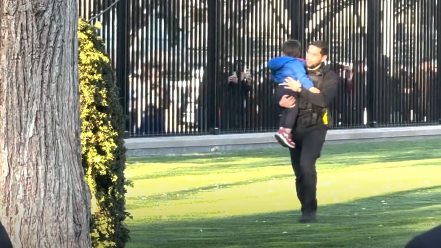 En un hecho inusual, pero no exento de ternura, un niño logró colarse por la valla exterior de la Casa Blanca (EEUU), siendo rápidamente interceptado por agentes del Servicio Secreto.  