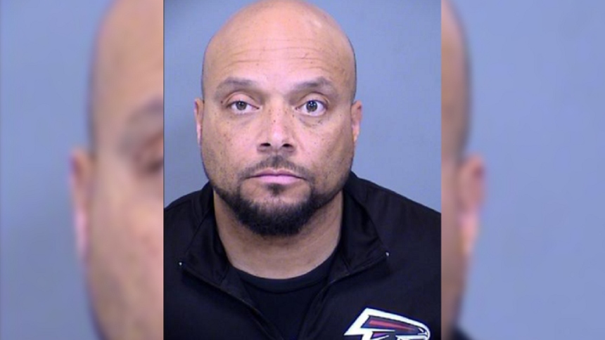 En un caso que ha generado indignación y sorpresa, Curt Hinton, un profesor de 52 años de la Escuela Primaria Wilson en Arizona (EEUU), terminó arrestado tras ser acusado de orinar en una lata frente a sus alumnos.  