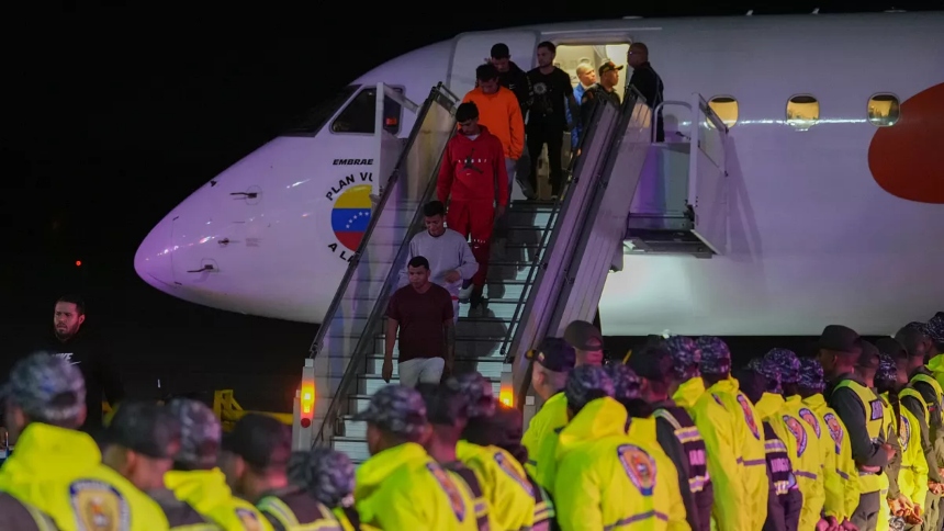El juez federal James Boasberg, de Washington D.C., extendió hasta el 12 de abril el bloqueo a los vuelos de deportación de venezolanos bajo la controvertida "Ley de Enemigos Extranjeros".  