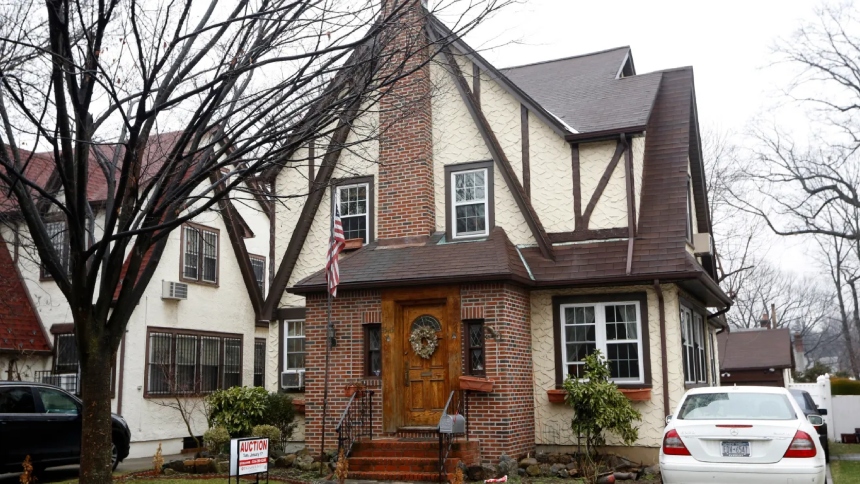 La casa de infancia del actual presidente de EEUU, Donald Trump, ubicada en Jamaica Estates, Queens, Nueva York, ha sido vendida por una cifra significativamente menor a su precio de venta anterior de $2.14 millones en 2017.  