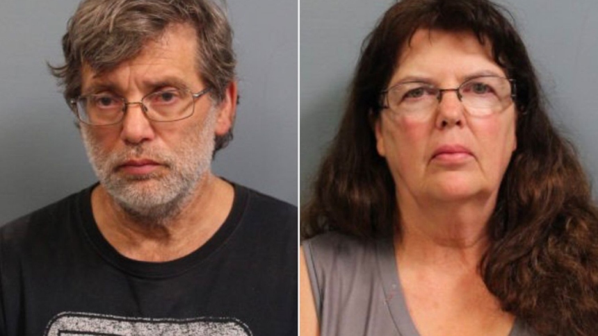 En un fallo sin precedentes, un tribunal de Virginia Occidental (EEUU) condenó a una pareja a un total de más de tres siglos de prisión por explotar a cinco niños afroamericanos adoptados.  