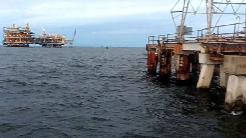 Hallan restos de una de las víctimas desaparecidas durante explosión de embarcación petrolera en el lago de Maracaibo