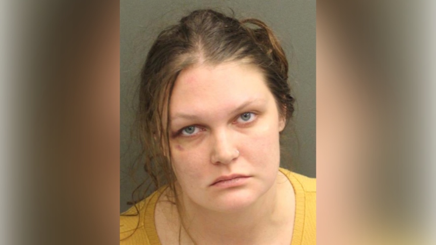Un insólito incidente tuvo lugar en un 7-Eleven de Orlando, Florida (EEUU), cuando una mujer fue arrestada por atacar a un hombre con una lata de Pringles (patatas fritas). 