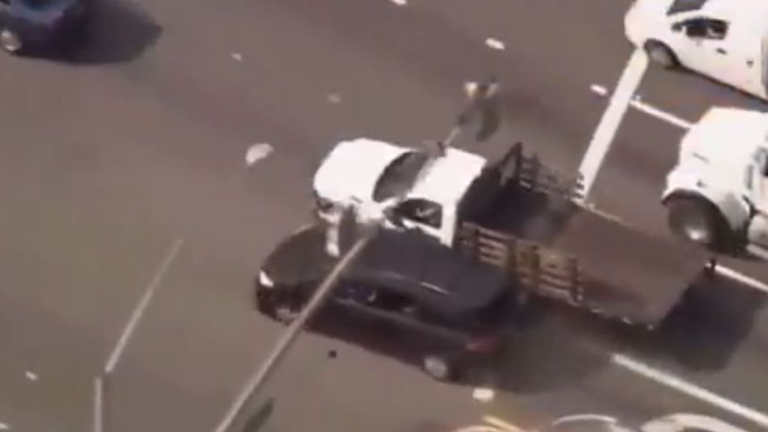 EN VIDEO: Persecución de camión robado terminó con al menos 13 vehículos chocados en California