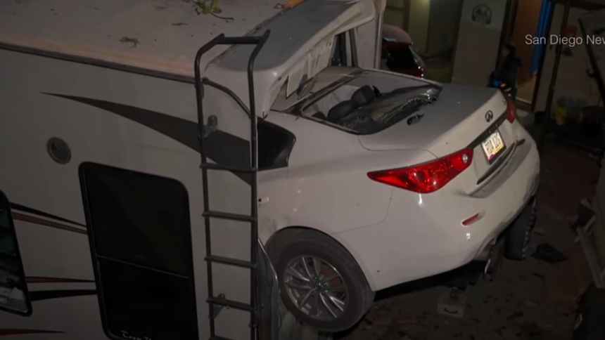 Un accidente insólito y devastador ocurrió en La Mesa, California (EEUU), cuando un carro descontrolado se salió de un terraplén y terminó impactando contra el techo de una casa.  