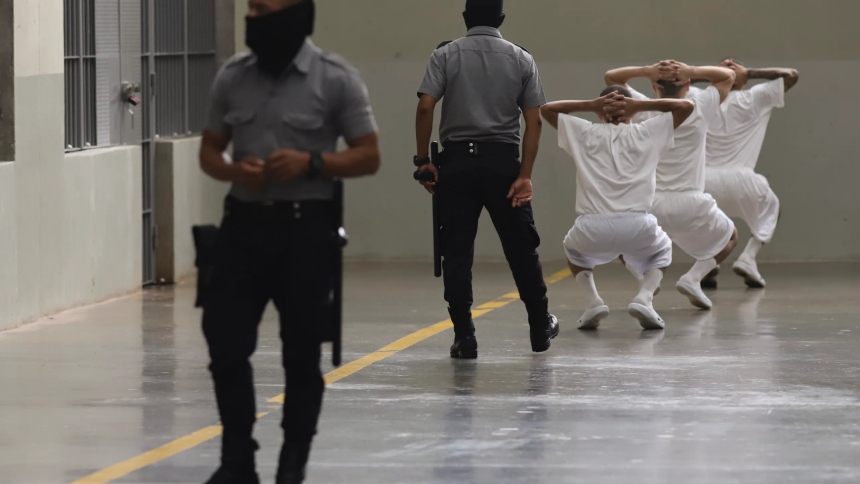 Jueces federales en Nueva York y Texas (EEUU) bloquearon temporalmente la deportación de cinco venezolanos bajo la Ley de Enemigos Extranjeros, una normativa que data del siglo XVIII y que ha sido invocada por la administración del presidente de Estados Unidos, Donald Trump.  