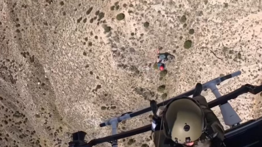 Un equipo de rescate aéreo del Departamento del Sheriff del Condado de Riverside protagonizó un dramático operativo para salvar a una escaladora o montañista atrapada en un abismo del Pacific Crest Trail, en California (EEUU). 
