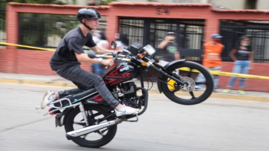VIDEO: Anuncian "severas sanciones" para quienes realicen motopiruetas en la vía pública