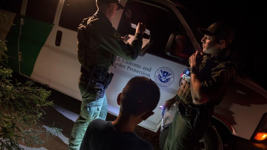 La posibilidad de ser deportado por el Servicio de Control de Inmigración y Aduanas (ICE, por sus siglas en inglés) es una preocupación constante para muchas familias migrantes, especialmente aquellas con hijos menores.  
