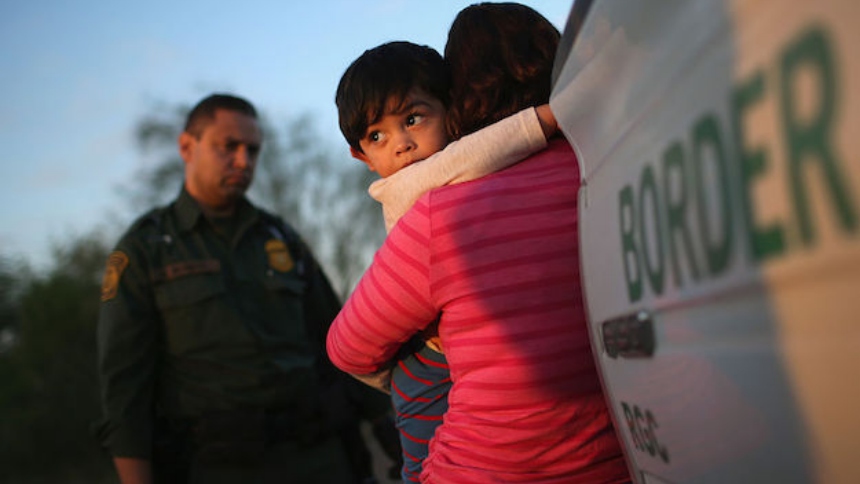 Una reciente encuesta realizada por el Pew Research Center ha revelado que el 42 % de los adultos latinos en EEUU temen ser deportados, ya sea ellos mismos o personas cercanas.  