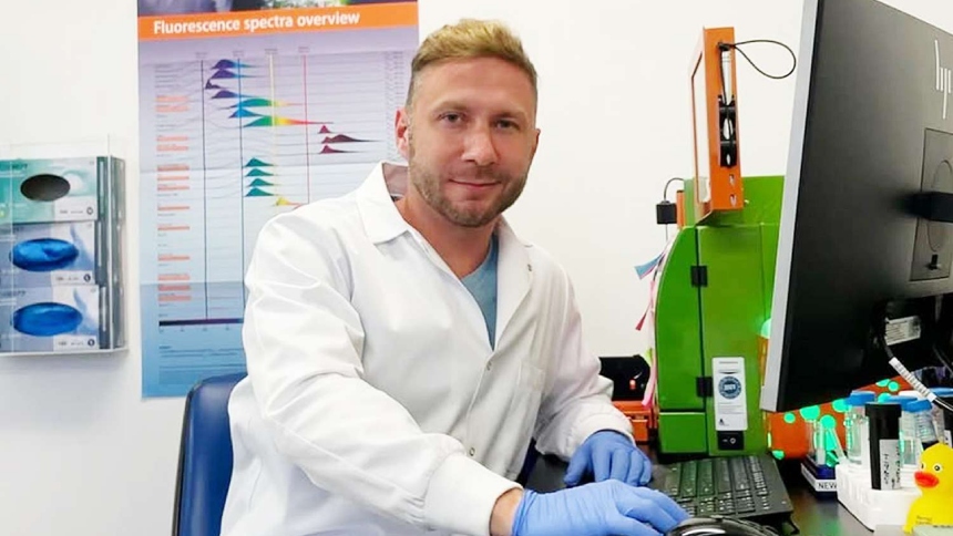 El caso de Serhat Gumrukcu, un investigador biomédico de Vermont, sin dudas ha conmocionado al mundo, luego de afirmar haber desarrollado una cura revolucionaria para el VIH. Sin embargo, terminó condenado a cadena perpetua por un tribunal federal. 
