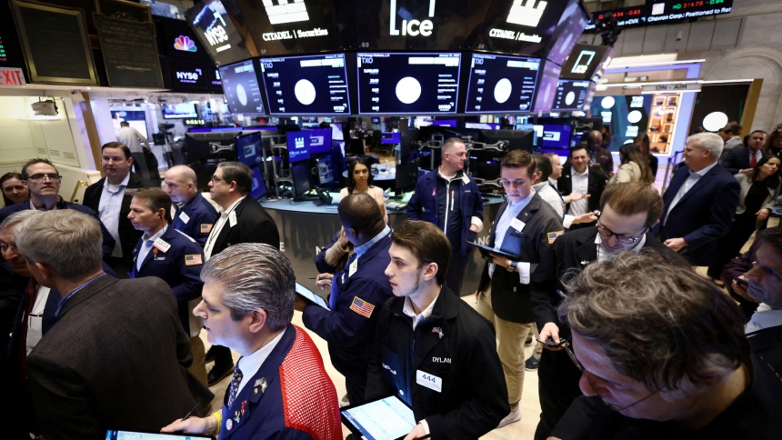 Este viernes, Wall Street vivió una jornada histórica de fuertes caídas, marcando su peor desempeño desde la crisis sanitaria de 2020.  