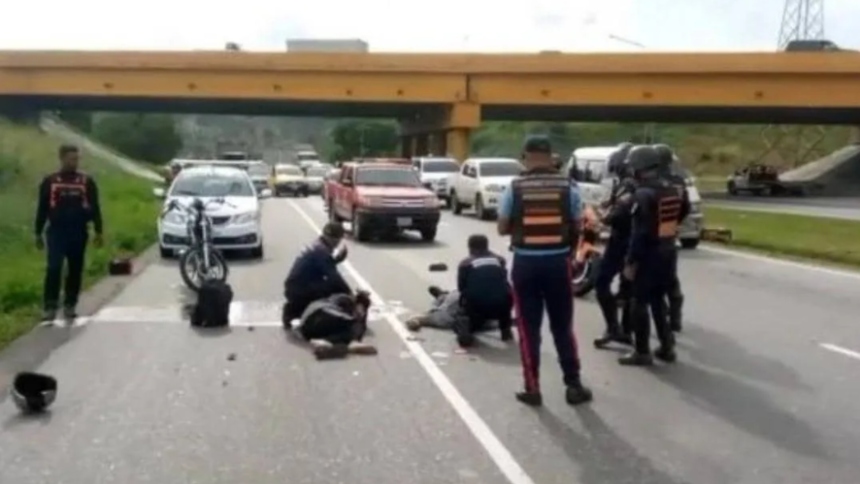 CARABOBO: Mujer iba a cruzar la vía y fue atropellada por carro que iba a exceso de velocidad, estaba embarazada