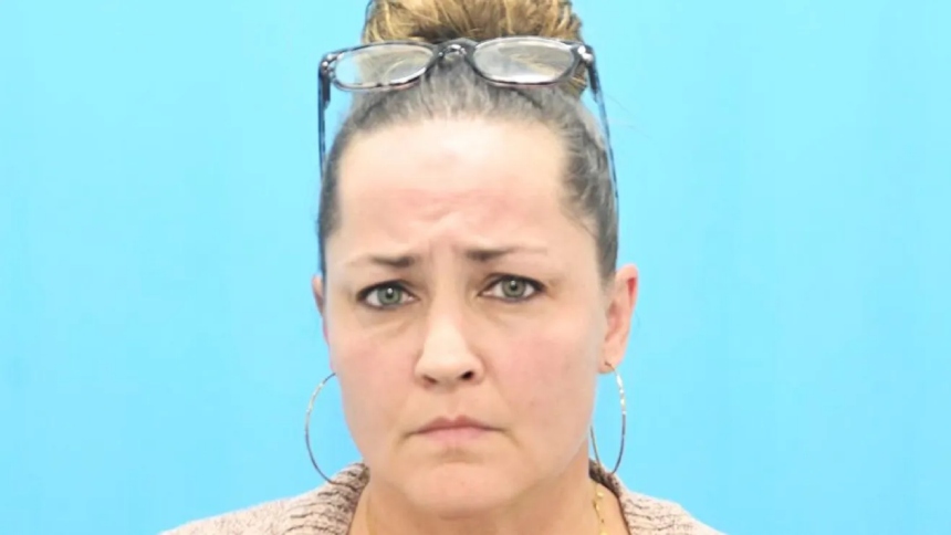Una maestra de Opelika, Alabama (EEUU), identificada como Jill Brisendine Campbell, de 37 años de edad, terminó arrestada y enfrenta cargos graves de abuso sexual contra un estudiante de 12 años. 
