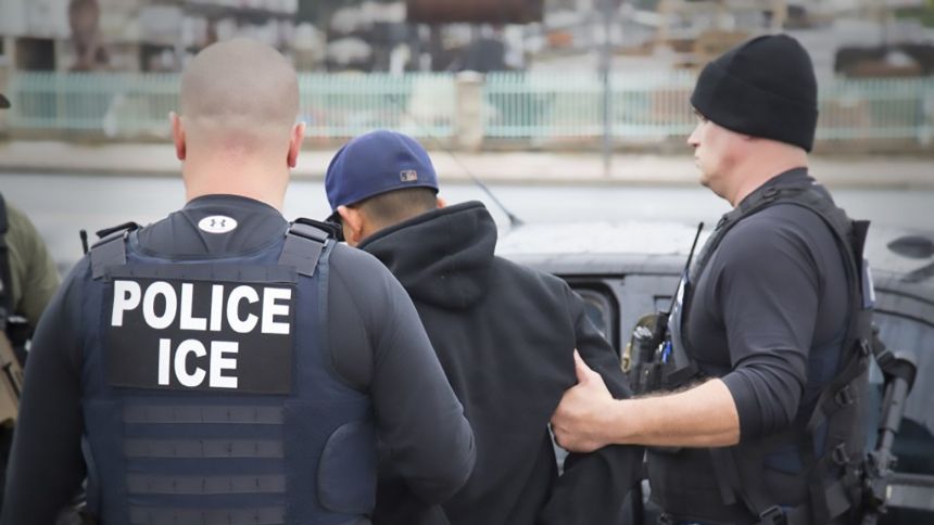 El gobierno del presidente de EEUU, Donald Trump, ha intensificado su ofensiva contra la inmigración irregular, contemplando la posibilidad de suspender el derecho de los migrantes a impugnar su detención ante los tribunales.  