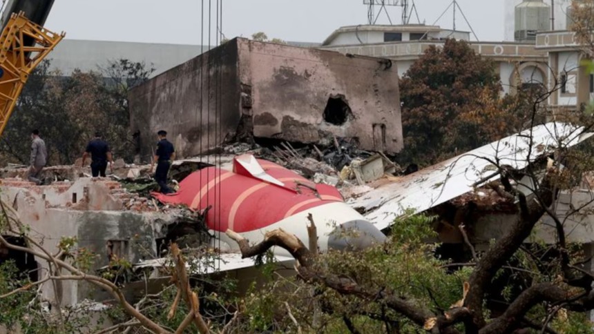 Revelaron detalles de la conversación de los pilotos del avión que se estrelló en India y dejó 290 fallecidos