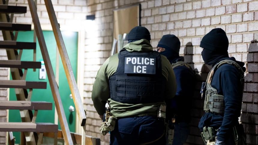 En una noche que parecía rutinaria, un migrante guatemalteco fue víctima de un engaño tan audaz como alarmante, que le significó perder caso 2.000 dólares a manos de un supuesto agente del Servicio de Inmigración y Control de Aduanas (ICE, por sus siglas en inglés).  