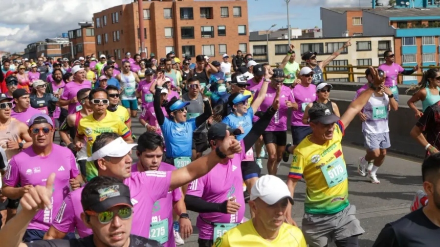 Lo que prometía ser una celebración del deporte, se convirtió en una escena de dolor y conmoción este domingo, 27 de julio, durante la edición número 25 de la Media Maratón de Bogotá con la repentina muerte de uno de sus participantes a escasos metros de cruzar la meta.  