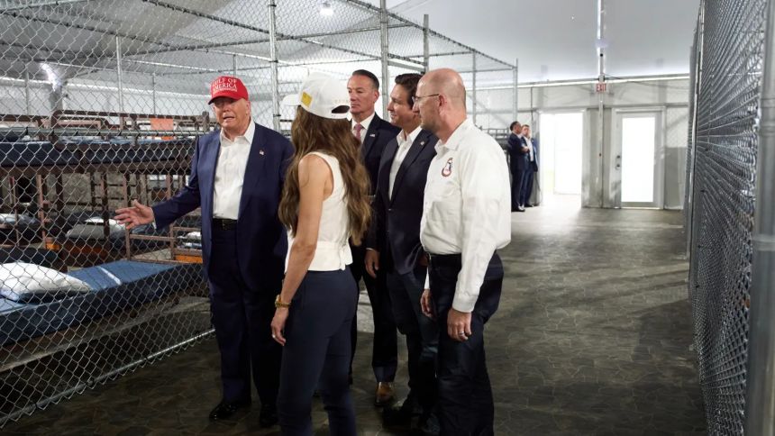 Anuncian vuelos de deportación de migrantes detenidos en “Alligator Alcatraz”