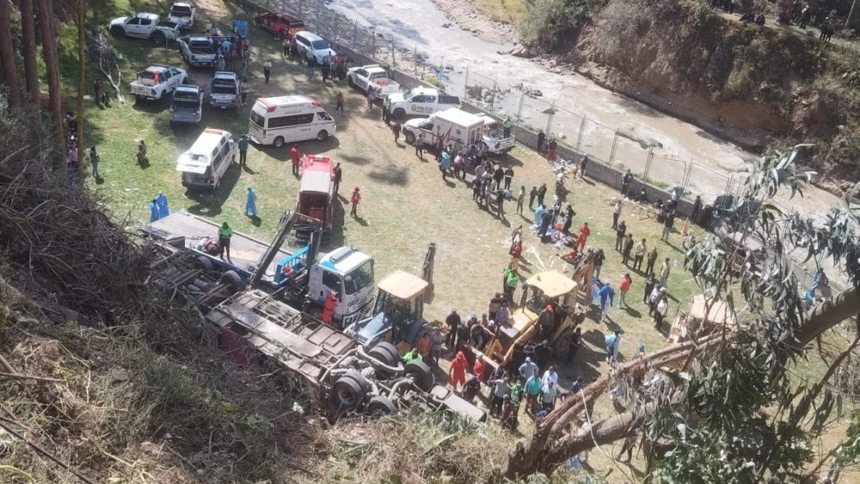 TRAGEDIA EN PERÚ: Autobús con más de 60 pasajeros cayó por un barranco, hay al menos 18 fallecidos