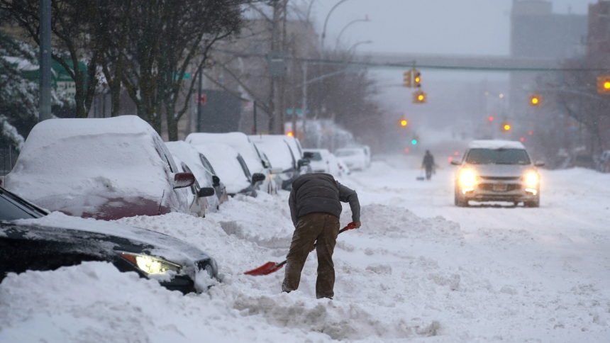 El invierno 2025-2026 promete ser uno de los más intensos en años para EEUU, según el pronóstico del Farmers’ Almanac, que advirtió sobre temperaturas extremadamente bajas y tormentas de nieve recurrentes en gran parte del territorio estadounidense.  