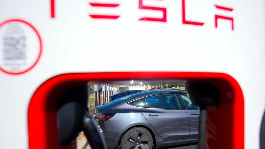 Localizan cadáver en descomposición en el maletero de un Tesla