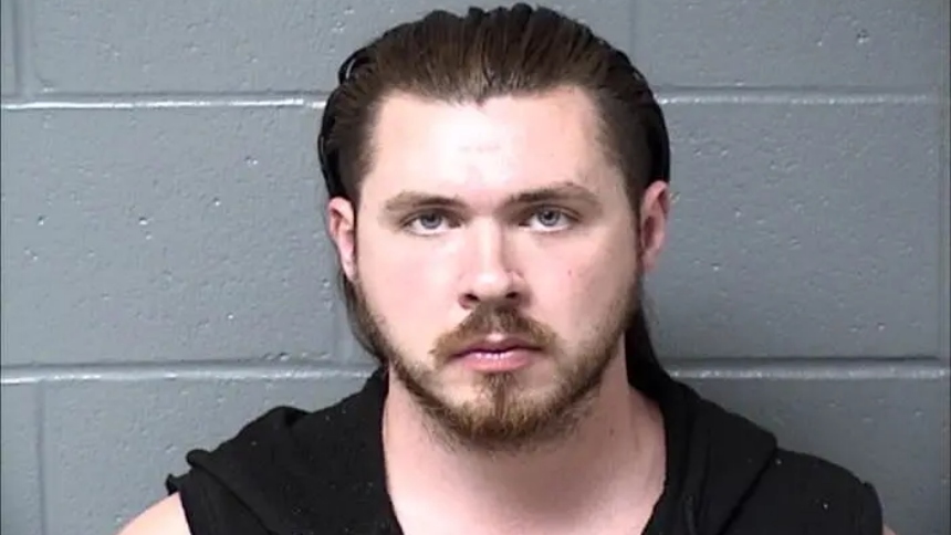 Derek López, un asistente de docencia de 27 años en la Universidad Estatal de Illinois, fue despedido luego de protagonizar un altercado durante un evento de Turning Point USA, organización conservadora estudiantil, y lo más grave, es que terminó arrestado por amenazar de muerte al presidente de los Estados Unidos, Donald Trump.