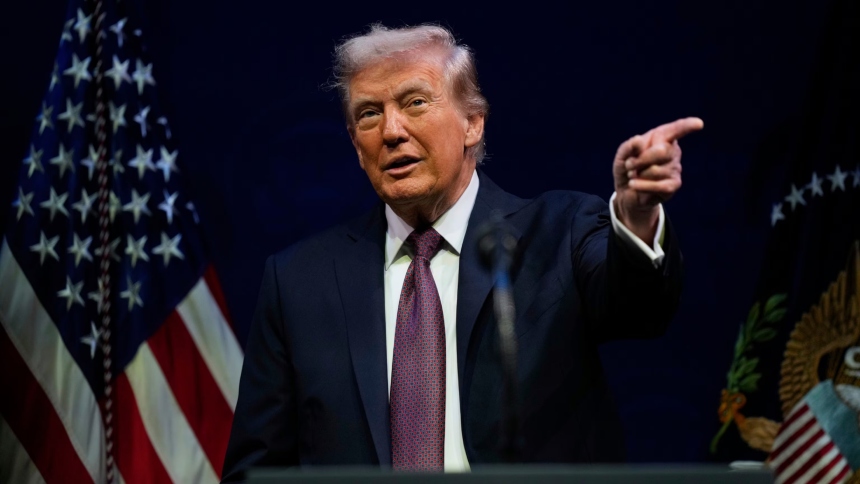 En una nueva escalada de tensiones entre el gobierno federal y autoridades locales demócratas, el presidente de Estados Unidos, Donald Trump, sugirió que el alcalde de Chicago, Brandon Johnson, y el gobernador de Illinois, J.B. Pritzker, deberían estar en prisión por no garantizar la seguridad de los agentes del Servicio de Inmigración y Control de Aduanas (ICE, por sus siglas en inglés).
