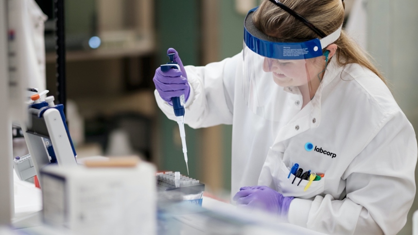 En una decisión que marca un giro significativo en la política migratoria, el Departamento de Seguridad Nacional de Estados Unidos (DHS, por sus siglas en inglés) anunció una propuesta para ampliar la recolección de datos biométricos en los trámites migratorios, incluyendo ADN.