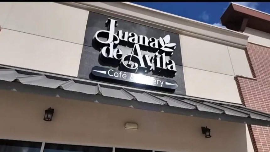 En la ciudad de Katy, en Texas (EEUU), la comunidad venezolana recibió con tristeza el anuncio del cierre definitivo de la panadería y restaurante Juana de Ávila, un espacio que durante años fue mucho más que un negocio: un refugio de identidad, sabor y encuentro para miles de migrantes.  