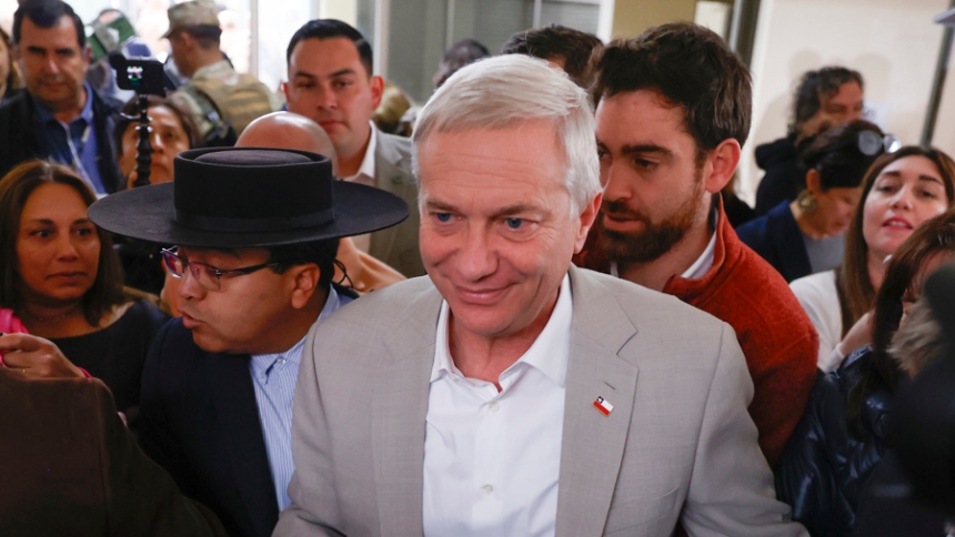 El ultraderechista José Antonio Kast ganó este domingo las elecciones presidenciales de Chile, derrotando por un amplio margen a la izquierdista Jeannette Jara, con el 83,4 % de los votos escrutados.
