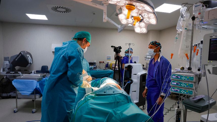 Venezolano es operado en España de un tumor con cirugía robótica pionera en el mundo
