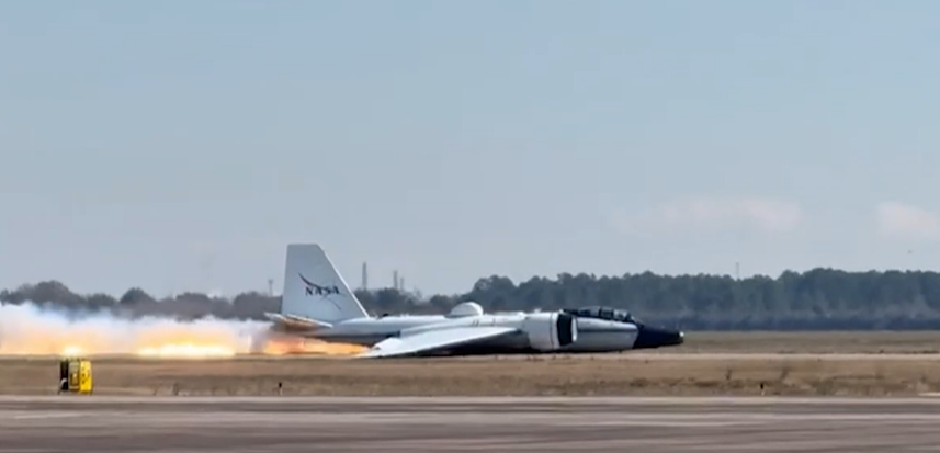 Un avión de investigación WB‑57 de la NASA realizó un dramático aterrizaje de emergencia en el aeropuerto Ellington, en Houston, en Texas (EEUU), después de sufrir una falla mecánica que impidió el despliegue del tren de aterrizaje.  