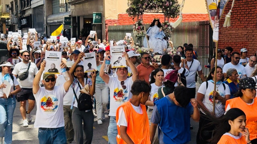 EN VIDEO: Venezolanos en Argentina hicieron procesión de la Divina Pastora y realizaron esta exigencia