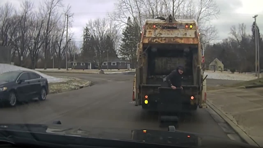 Un intento desesperado por evadir a la policía en Huber Heights, en Ohio (EEUU), terminó convirtiéndose en un episodio viral, luego de que un hombre se escondiera dentro de un contenedor de basura para evitar ser arrestado.  