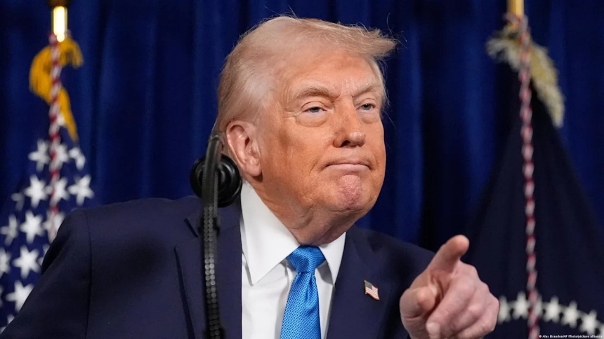 La decisión del presidente de Estados Unidos, Donald Trump, de recurrir a la Sección 122 de la Ley de Comercio de 1974 marca un giro inesperado en la estrategia arancelaria de su administración, tras el revés sufrido este viernes, 20 de febrero, ante la Corte Suprema. 