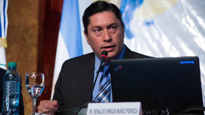 Renunció el procurador general tras más de una década en el cargo